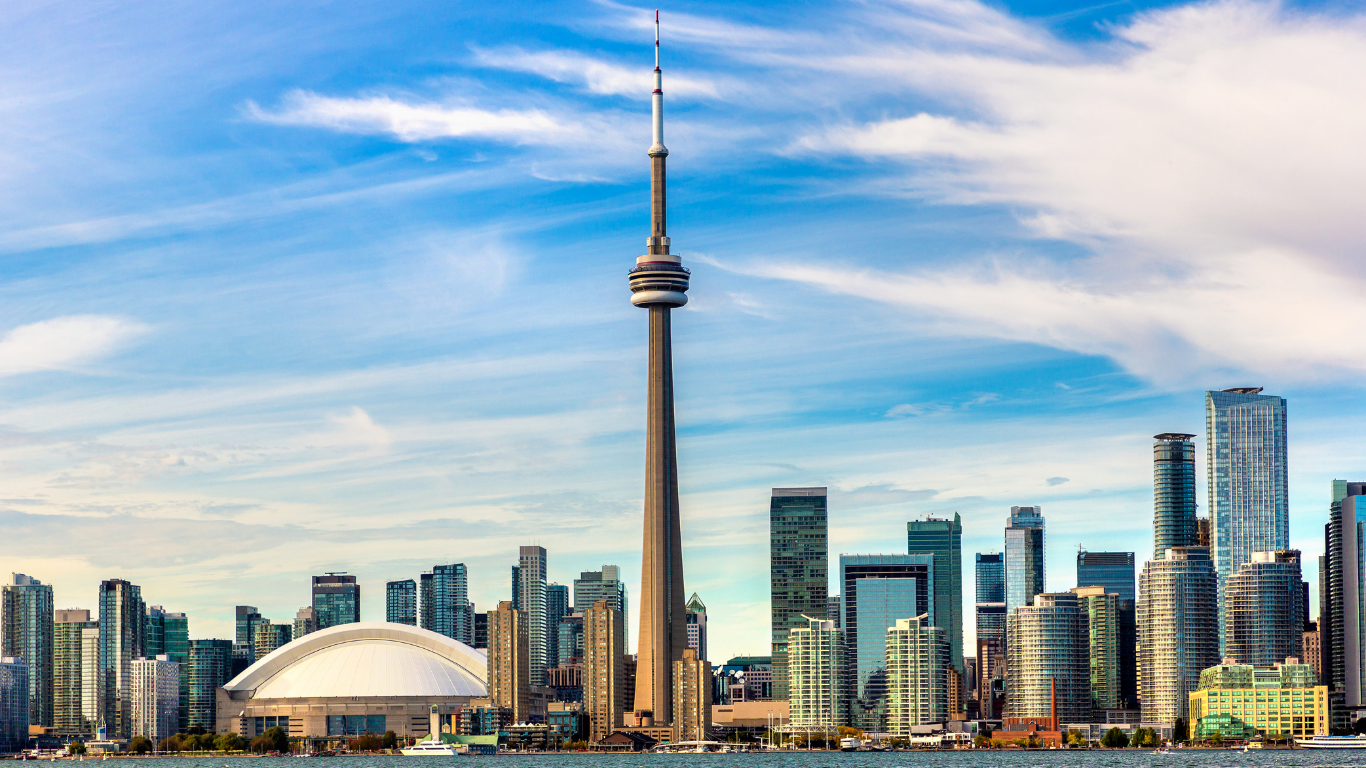 “CN TOWER – THÁP TRUYỀN HÌNH ĐỈNH NHẤT THẾ GIỚI” – KHÁM PHÁ BIỂU TƯỢNG KIÊU HÃNH CỦA TORONTO TRONG TOUR DU LỊCH CANADA!